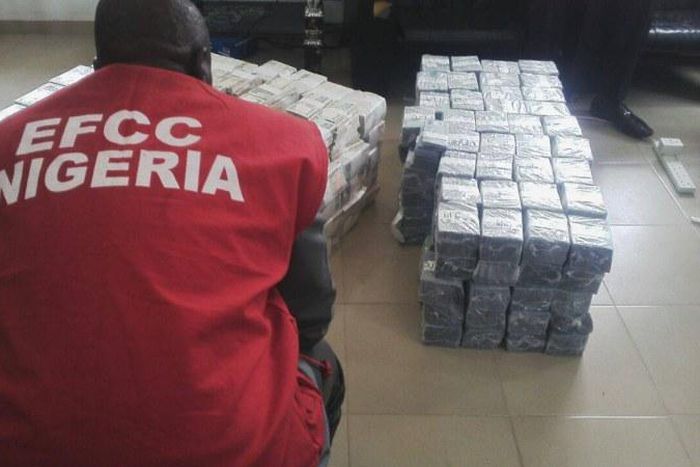 An official of the EFCC watching over money recovered through whistle blowing policy. (AllAfrica)