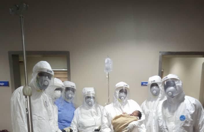 Doctors of the Gbagada Isolation Centre deliver COVID-19 patient of a baby boy on May 16, 2020 (Twitter: @jidesanwoolu)