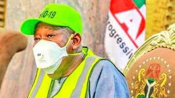 The Government of Abdullahi Ganduje has shut down a rice mill accused of being responsible for air pollution affecting Coronavirus patients in Kano state. [Twitter/@Dawisu]