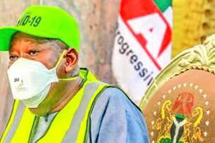 The Government of Abdullahi Ganduje has shut down a rice mill accused of being responsible for air pollution affecting Coronavirus patients in Kano state. [Twitter/@Dawisu]