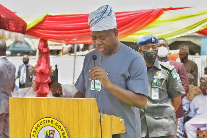 Governor Seyi Makinde at the flag off ceremony of Akesan market reconstruction in Oyo.  [Twitter/@oyostategovt]