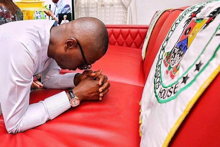 Governor Babajide Sanwo-Olu and his wife Ibijoke Sanwo-Olu praying. (Twitter/Sanwo-Olu)