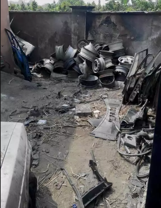 Fire destroys 8 vehicles, 10 shops at Bayelsa Mechanic Village. [opera]