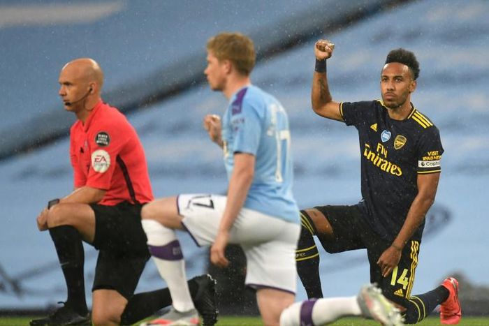 Arsenal striker Pierre-Emerick Aubameyang (R) takes a knee alongside Manchester City's Belgian midfielder Kevin De Bruyne (C) and Referee Anthony Taylor (L)