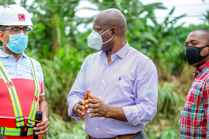 Governor Seyi Makinde sympathises with victims as he visits the areas which were flooded as a result of heavy rains in Oyo state. [Twitter/@seyiamakinde]