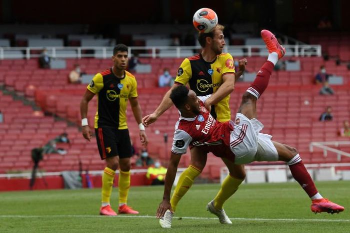 Pierre-Emerick Aubameyang (R) scores a spectacular goal to help Arsenal beat Watford 3-2 in the English Premier League