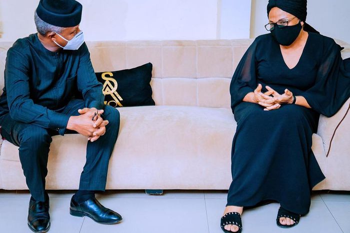 Vice President Yemi Osinbajo  visits Ajimobi’s widow on Saturday, August 8, 2020. (Daily post)