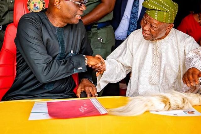 Governor Babajide Sanwo-Olu congratulates former Lagos state Governor, Alhaji Lateef Jakande at 91. [PM News]