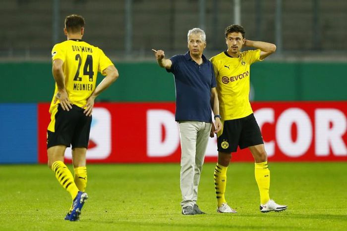 Dortmund's Swiss coach Lucien Favre (C) is set to play Danish midfielder Thomas Delaney (R) in defence against Lazio
