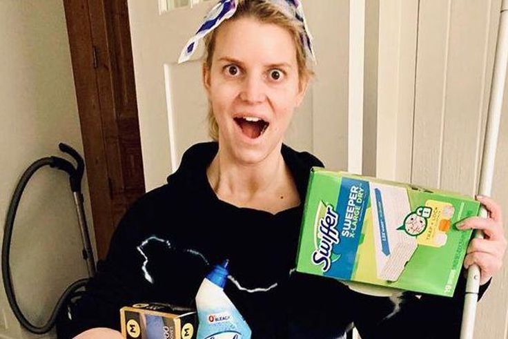 Jessica Simpson Shares No-Makeup Cleaning Version