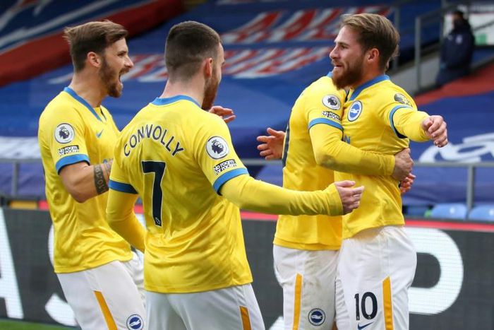 Brighton's Alexis Mac Allister (R) celebrates with team-mates