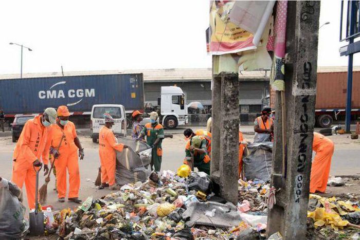 Lagos street sweepers at work (Nigeria World)
