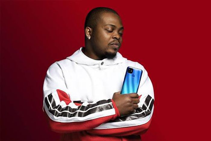 itel brand ambassador, Olamide, holding the itel P36