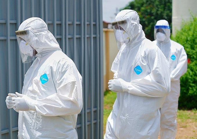 Healthcare workers at the Lagos State isolation center in Yaba (Twitter: @Jidesanwoolu)