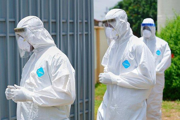 Healthcare workers at the Lagos State isolation center in Yaba (Twitter: @Jidesanwoolu)