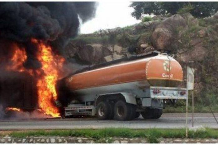 52 shops, 10 houses razed as vehicle rams into Mosque in Minna. [crimechannels]