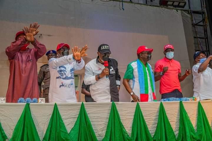 Gov Rotimi Akeredolu and his team address farmers, promising roads (Maxwell)