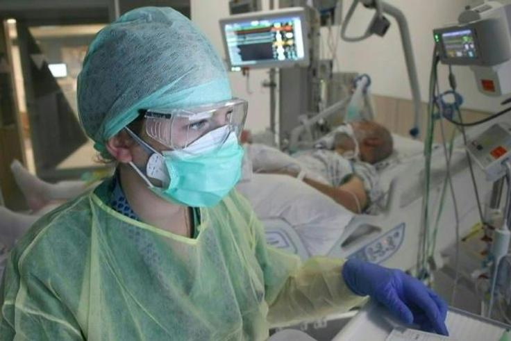 Stress, fatigue, lack of contact with patients...  Mathilde, a night nurse on a COVID-19 unit at Ixelles hospital, feels that the coronavirus pandemic has changed the relationship between patients and medical staff.