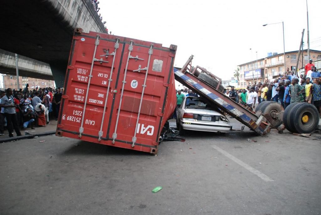 A container-laden truck has destroyed seven cars on the Barracks-Ojuelegba bridge in Lagos [signalng]