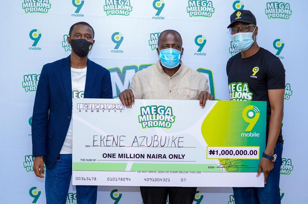 Babangida Mukaddas, 9mobile Senior Manager Sales and Distribution; Ekene Azubuike, 1million Naira winner and Abdullahi Ibrahim, 9mobile Experience Center Manager in the ongoing 9mobile Mega Millions Promo prize presentation in Kano