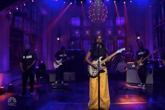 EndSARS: H.E.R pays tribute to EndSARS during Saturday Night Live performance. (Twitter/FolukeFiasco)