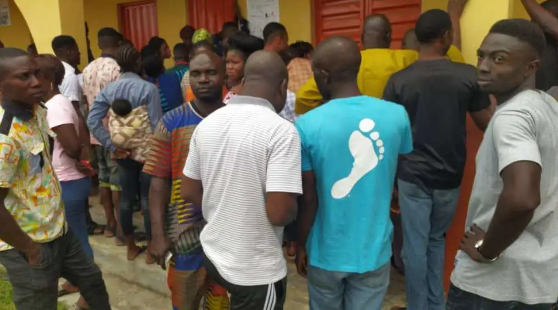 Voters at ward 2, PU4, Akoko North West LGA have no regard for social distancing (TheCable)