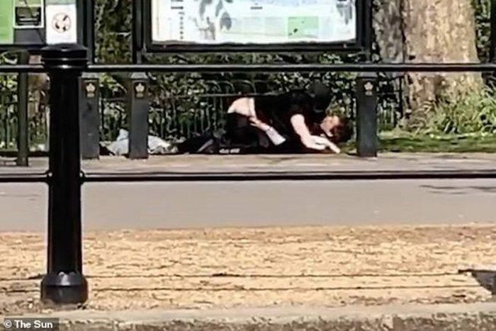 Libidinous couple caught in a 'sexual lockdown' in front of Buckingham palace