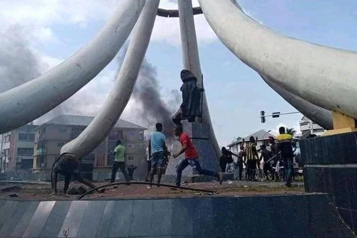 Protesting youths in Anambra burnt statue of the late Dr Nnamdi Azikiwe in Onitsha (Opea)