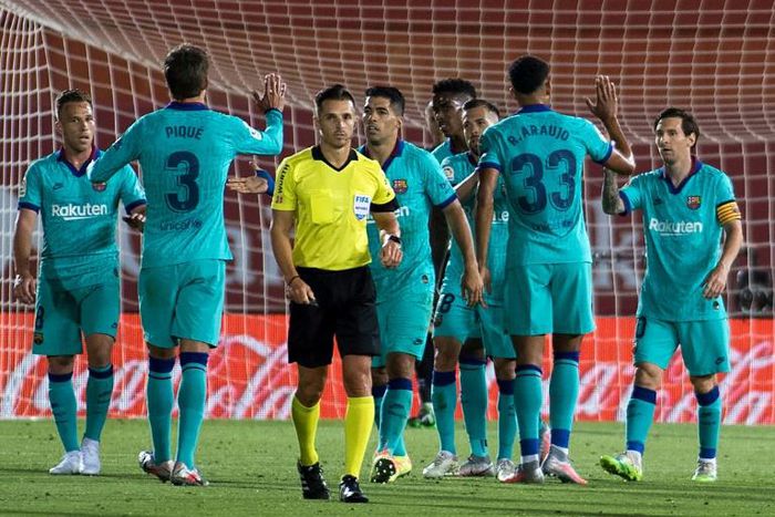 Lionel Messi (R) celebrates with his Barcelona teammates after scoring the final goal in their 4-0 win at Mallorca on Saturday