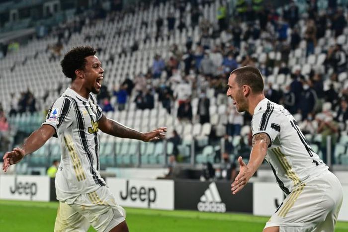Juventus midfielder Weston McKennie (L) has recovered from coronavirus