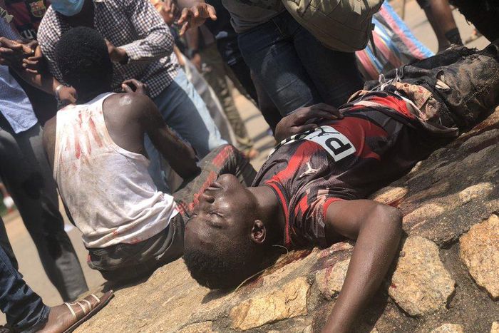 Pro-SARS boys sent to disrupt and assault peaceful protests in Berger, Abuja (Twitter: @ayemojubar)