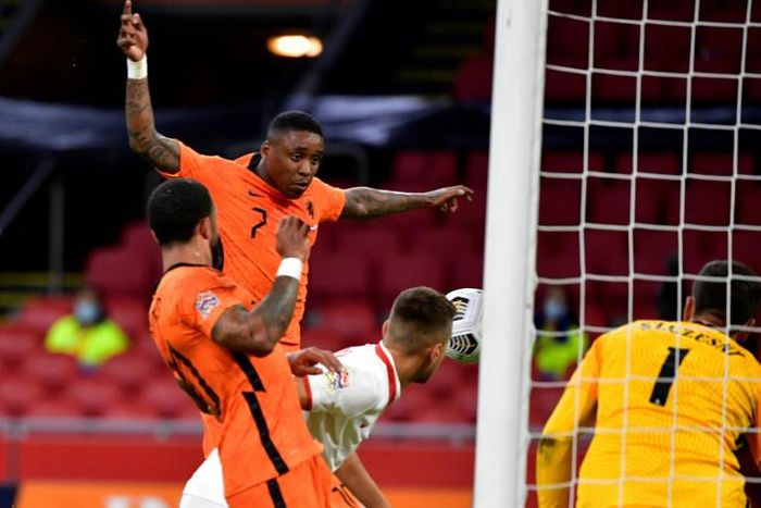 Steven Bergwijn (centre)scored the only goal as the Netherlands beat Poland 1-0