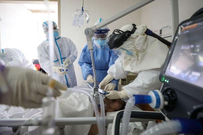 File image of medics attending to a Coronavirus patient. 2 of the 31 confirmed Coronavirus patients in Kenya are in ICU - Health CS Mutahi Kagwe