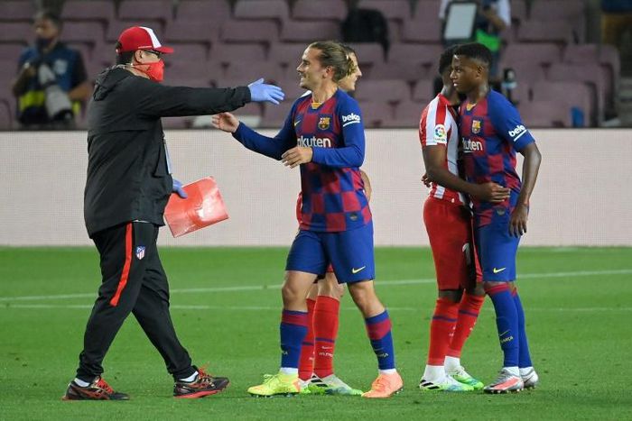 Barcelona striker Antoine Griezmann greets an Atletico Madrid staff member after Tuesday's 2-2 draw at the Camp Nou. The Frenchman spent most of the game against his old club on the bench