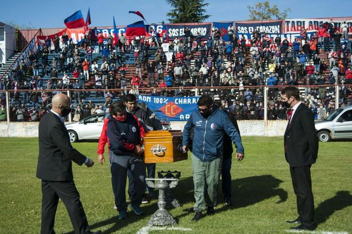 Families and friends of Tomas Carlovich carry his casket during a ceremony in Rosario