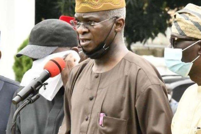 Fashola addresses the media after going round Lagos in the wake of Lekki shooting (Vanguard)