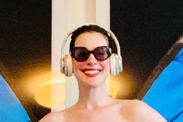 Anna Hathaway Just Won The Pillow Challenge