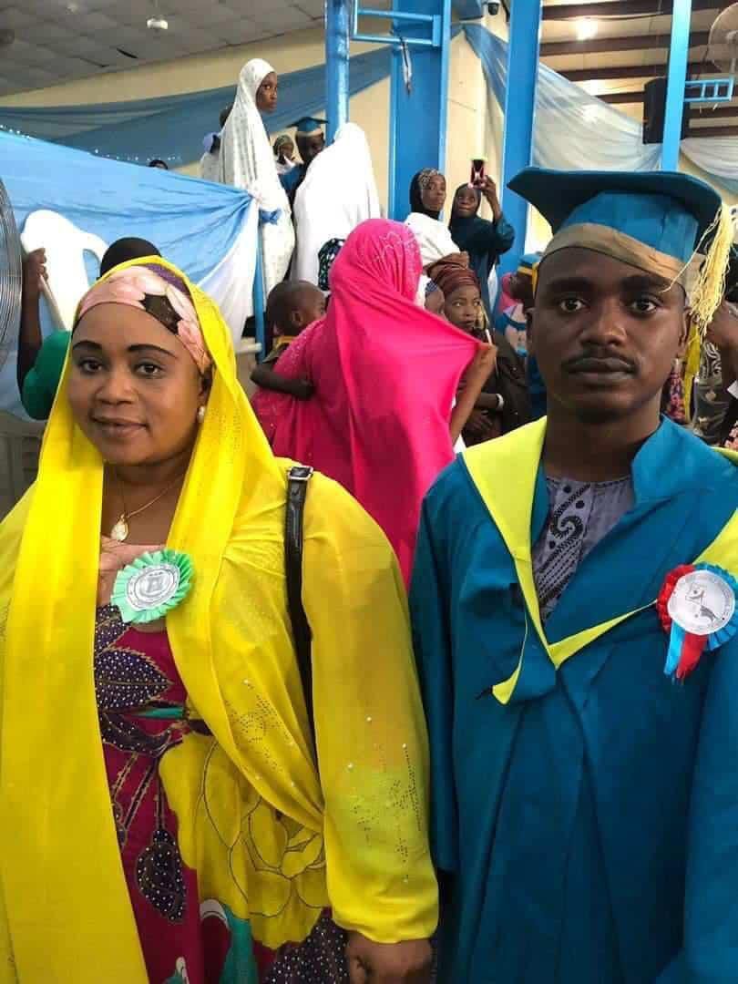 “She was chasing me to school” - Graduate present certificate to late mum at cemetery (photos)