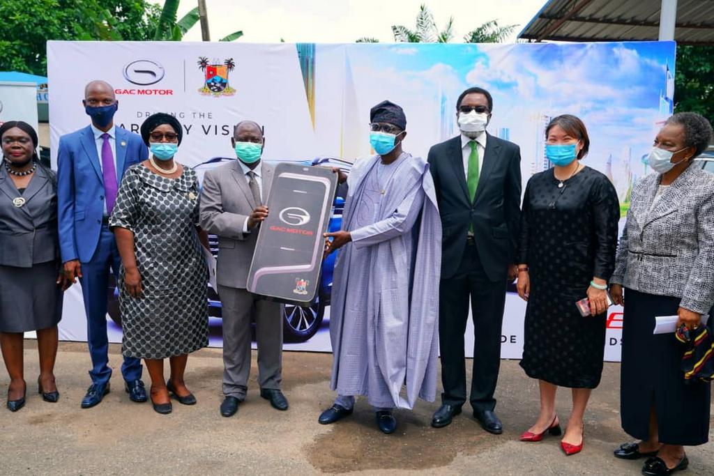 Lagos State Governor, Mr Babajide Sanwo-Olu hands over 51 vehicles, 8 houses to judges.  [Twitter/@jidesanwoolu]
