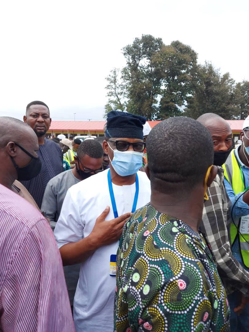 PDP candidate Eyitayo Jegede joins the queue at Sacred Heart Pry Sch polling unit. (Pulse)