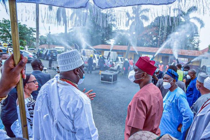 Coronavirus: Ooni donates fumigator, cash to UCH Ibadan. [Twitter/@OoniAdimulaIfe]