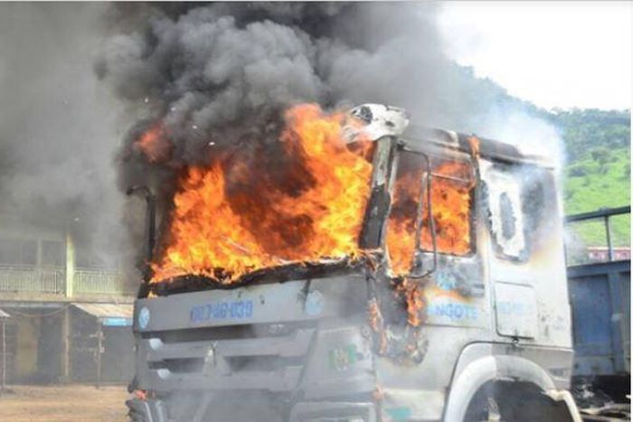 Angry mob set Dangote truck ablaze in Ogun for killing a motorcyclist. (Punch)