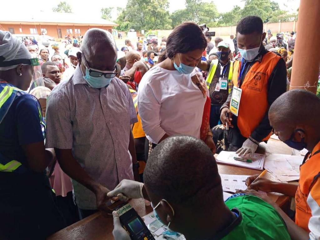 Oshiomhole voting (Punch)