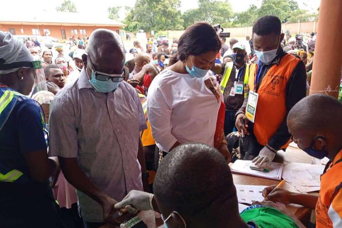 Oshiomhole voting (Punch)