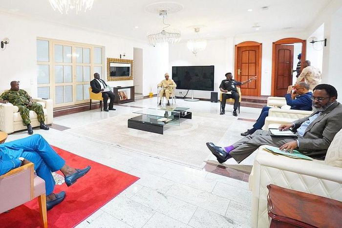 Governor Babajide Sanwo-Olu and Security Chiefs in the state observing social distancing during a meeting. [Twitter/@jidesanwoolu]