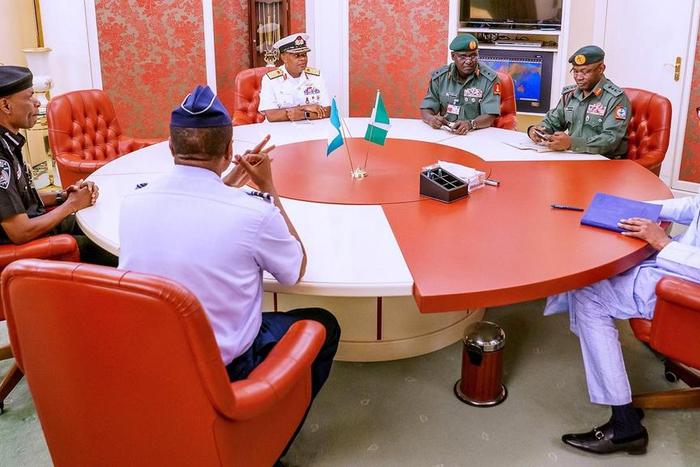 President Muhammadu Buhari and the Service Chiefs at the Presidential Villa. [Twitter/@NigerianGov]