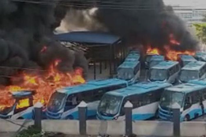 BRT buses set ablaze in Oyingbo, Yaba (Vanguard)
