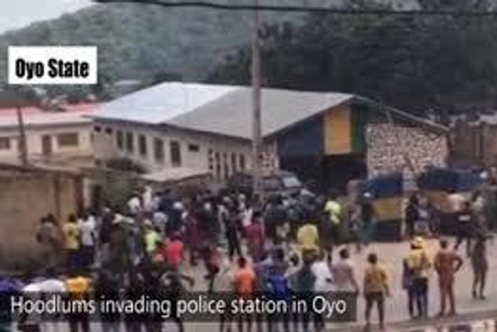 Hoodlums at the a police station in Iseyin (Premium Times)