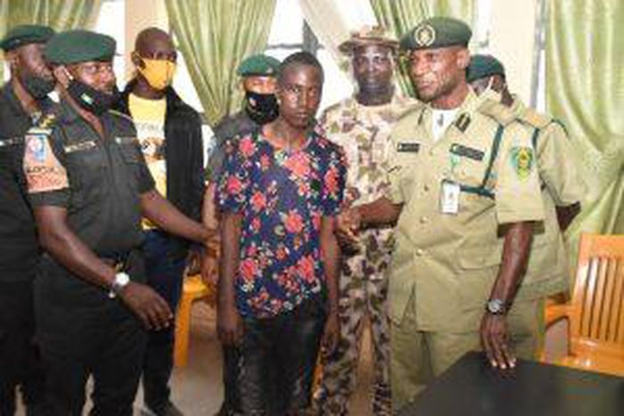 Military hands over fleeing inmate to Correctional Service in Plateau.  [NAN]