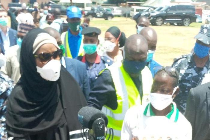 Sadiya Umar Farouq handing over a Kits to one of the parents of the Pupils at Central Primary School, Kuje FCT. [NAN]